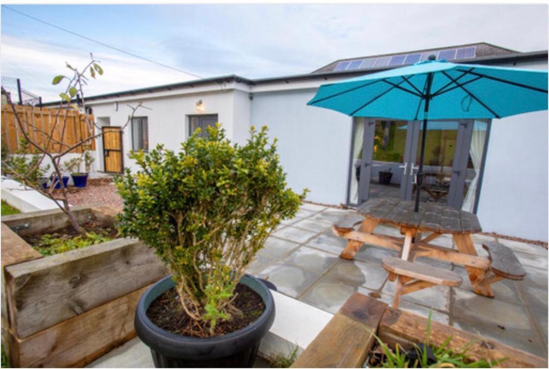 Josies Place At Waters Edge Self Catering Apartment Glenarm Dış mekan fotoğraf